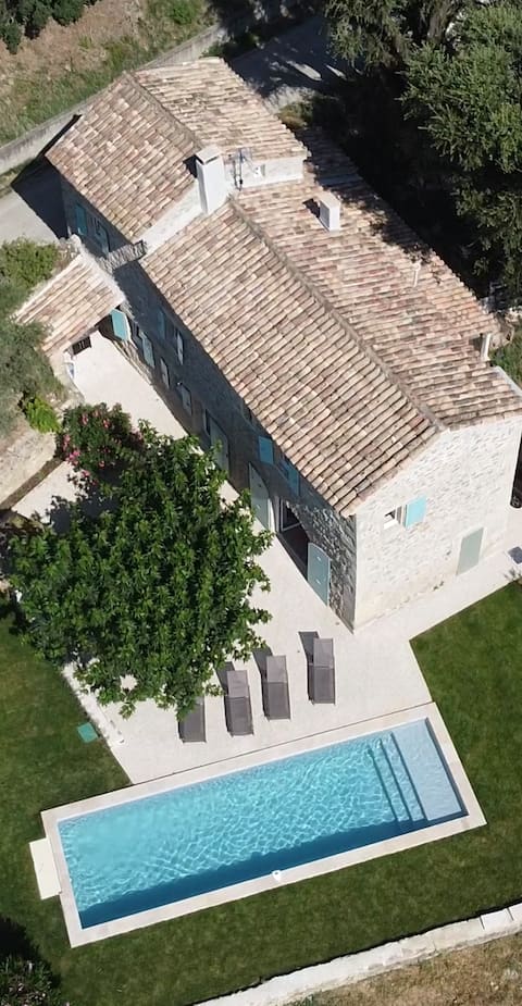 Provençal farmhouse with pool