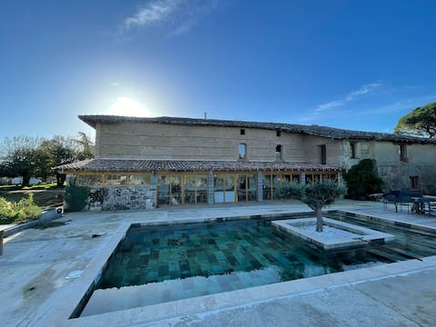 Old farmhouse, 8 bedrooms, sleeps 22