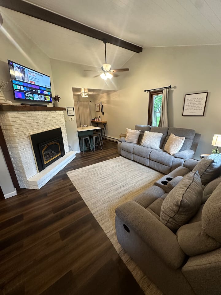 Pocono Retreat W/ Hot Tub Fire Pit & Lake Access - Lake Harmony, PA