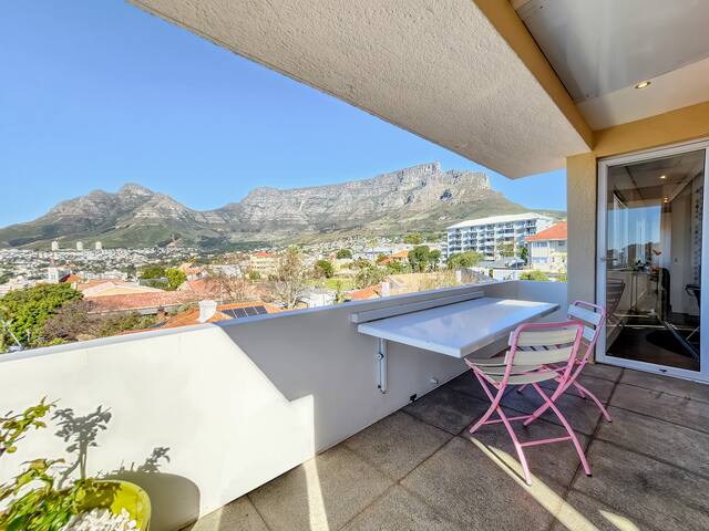 Best Views Designer Apartment *No Loadshedding* gallery image 4