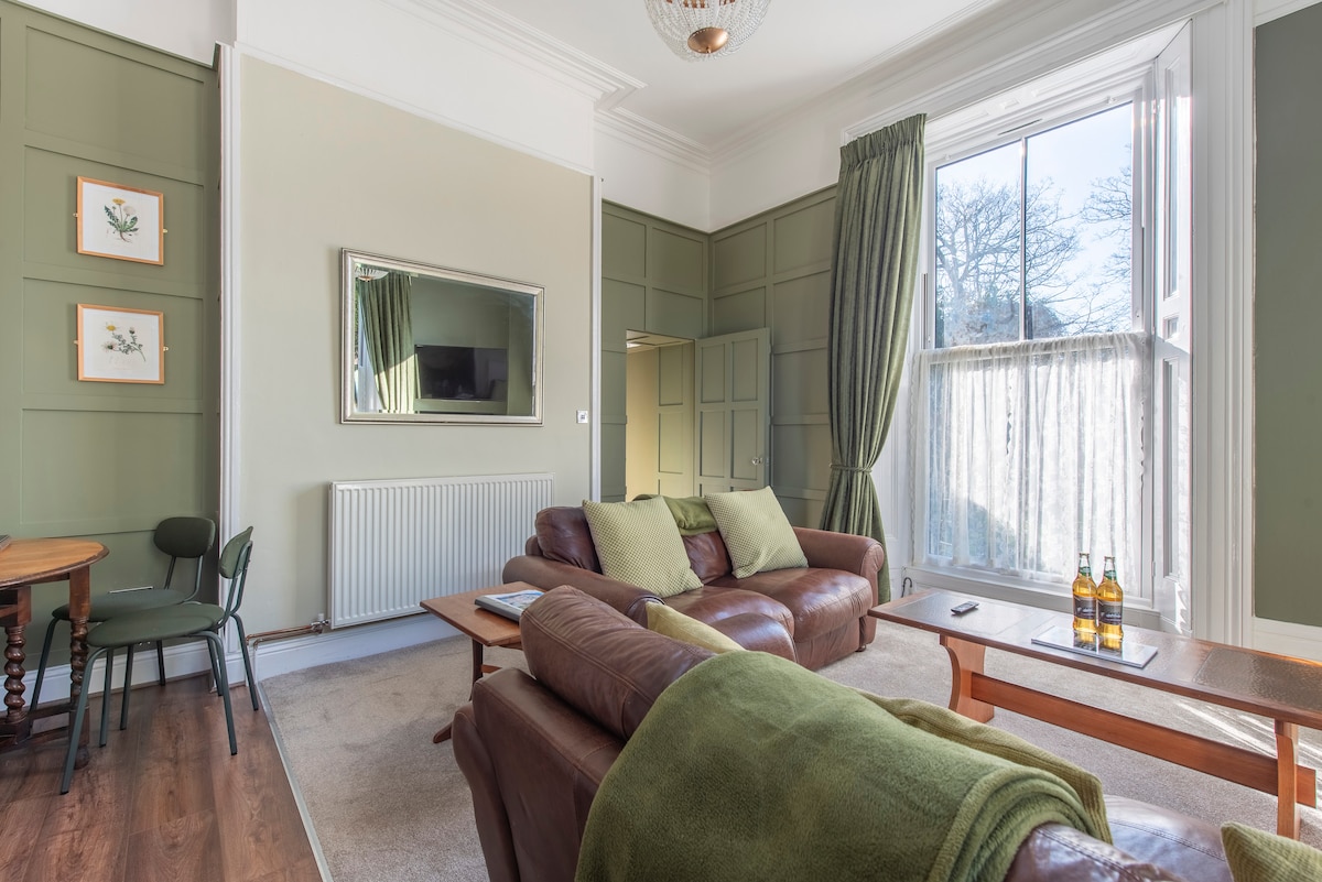 Top Airbnb: The Gardeners Retreat in Weston Super Mare