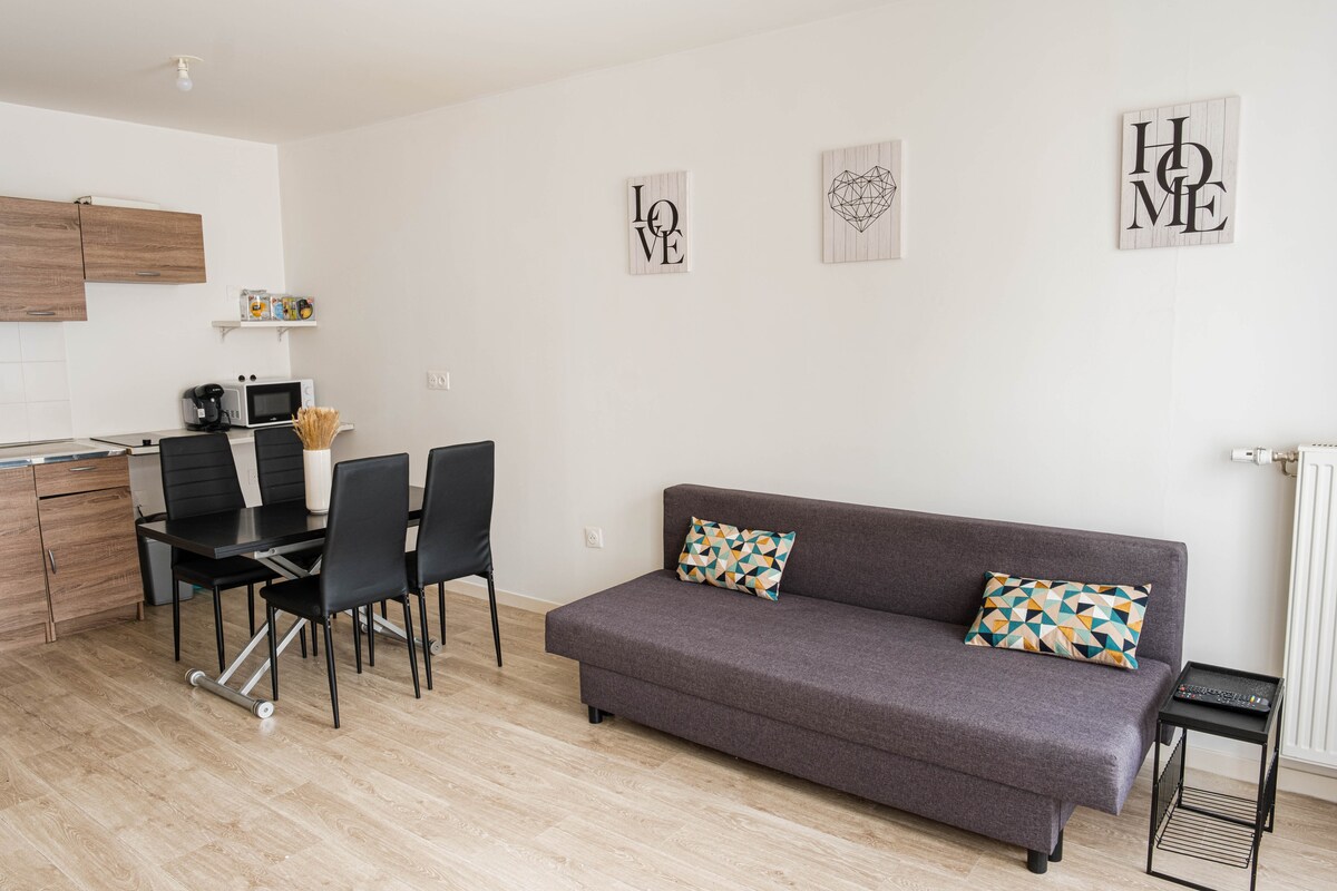 Annonce Airbnb populaire: T2 Modern • RER B 10 min • Paris/CDG à Le Blanc Mesnil