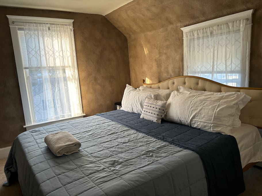 Adorable King Bedroom Near BU.