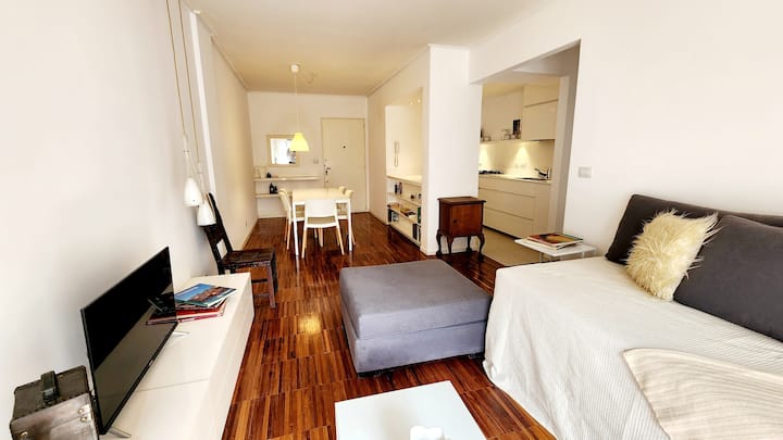 بيئة واسعة وحديثة ومشرقة مع طاولة وكراسي على الطراز الاسكندنافي. بالإضافة إلى الضوء الطبيعي، فإن المسكن مضاء بحرارة وفي الوقت المحدد. ثنائي سومير مريح للراحة أو مشاركة فيلم.  