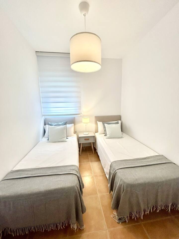 Dos camas de 80 cms. Habitacion con armario empotrado con cajonera incorporada.