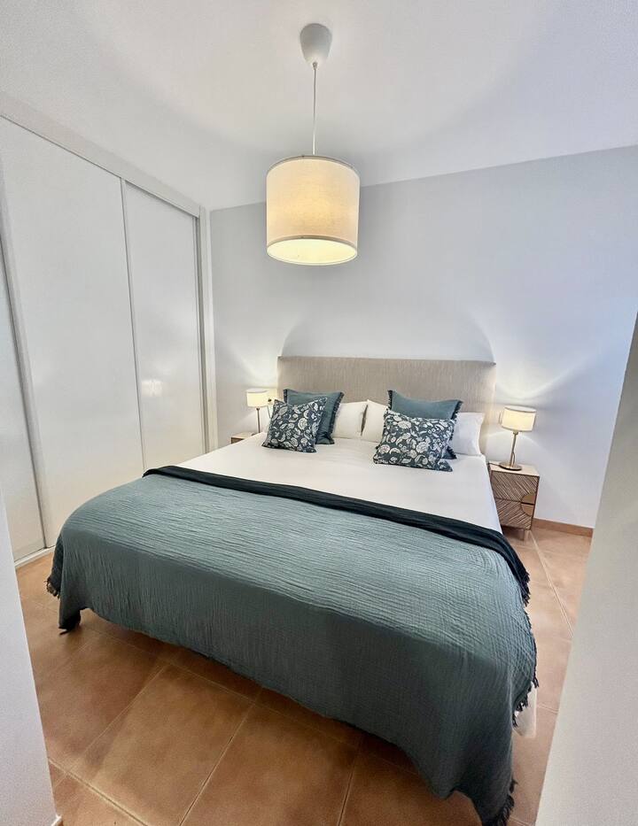 Habitación con cama 1,80 mts., baño en suite, armario tres cuerpos y vistas al mar desde la ventana. 