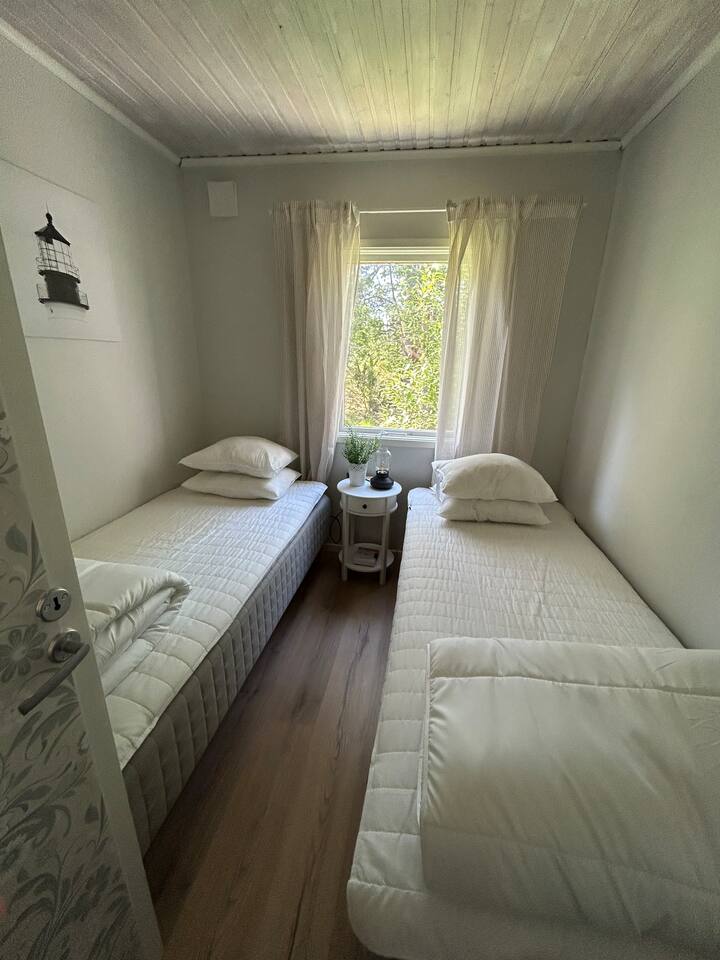 I sovrum 1 finns två 90 sängar och en liten garderob.