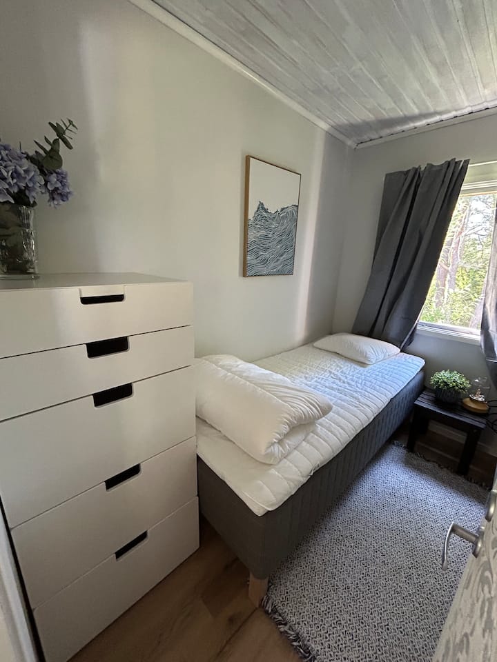 I sovrum 2 finns två 90 sängar och en byrå.