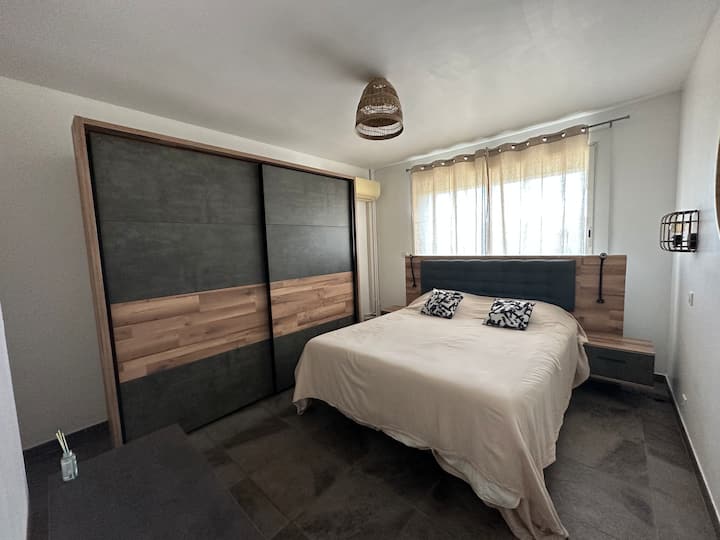 Në dhomën e parë të gjumit do të gjesh
Krevat dopio "queen"✅
Ajër i kondicionuar✅
Pasqyrë✅
Electric blind✅
Një dollap i madh me varëse të shkëlqyera për ruajtje✅
Dy tavolina pranë krevatit me dritë të rregullueshme, si dhe dy priza USB✅
Një televizor inteligjent✅