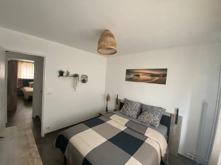 Në dhomën e gjumit 2 do të gjesh

Një krevat 140✅
Një televizor inteligjent✅
Një dhomë e vogël zhveshjeje me varëse rrobash✅
Dy pajisje të rregullueshme me prizë USB në secilën anë ideale për karikimin e telefonit ose të tjerëve✅
Një qorr elektrik✅