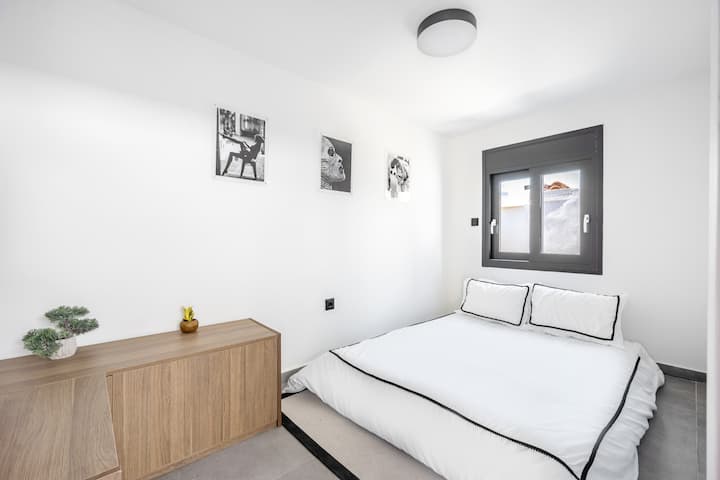 تقع غرفة النوم الثانية في الطابق العلوي على مستوى السطح. يبلغ حجم سرير فوتون المزدوج 136 سم × 190 سم.