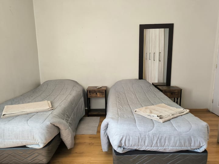 55-palcový televízor, hliníkové okná s termo panelmi a klimatizačné zariadenie s výkonom 12 000 BTU, veľký šatník a dve kreslá Ashley 