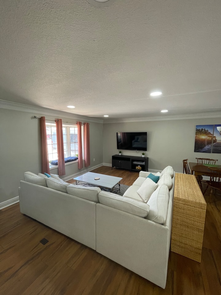 Great Location With Relaxing Pool - Pensacola, FL
