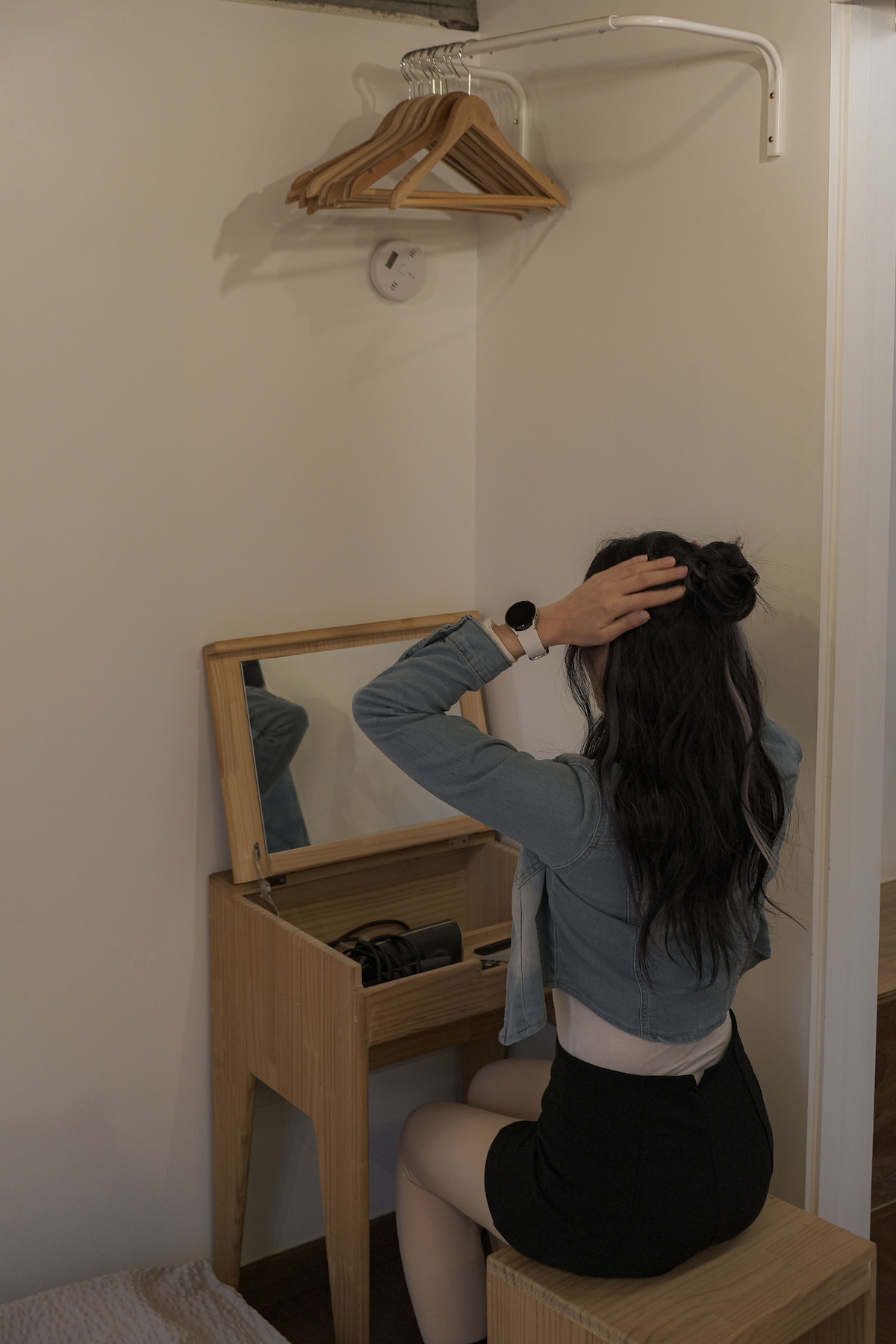 Kaptafel, kledinghanger, haardroger en kam zijn klaar.