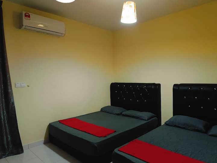 Hlavná spálňa č.1 sa nachádza na dolnom poschodí s vlastnou kúpeľňou. Plne klimatizovaná spálňa je vybavená 2 manželskými posteľami, do ktorých sa pohodlne zmestia 4 osoby.