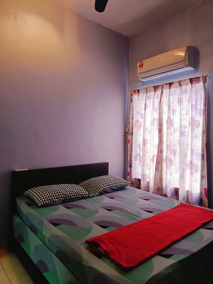 Hlavná spálňa č.2 sa nachádza na hornom poschodí s vlastnou kúpeľňou. Je vybavený manželskou posteľou, do ktorej sa pohodlne zmestia 2 osoby, s extra ľahkým matracom veľkosti queen size, ktorý sa skladá do seba.