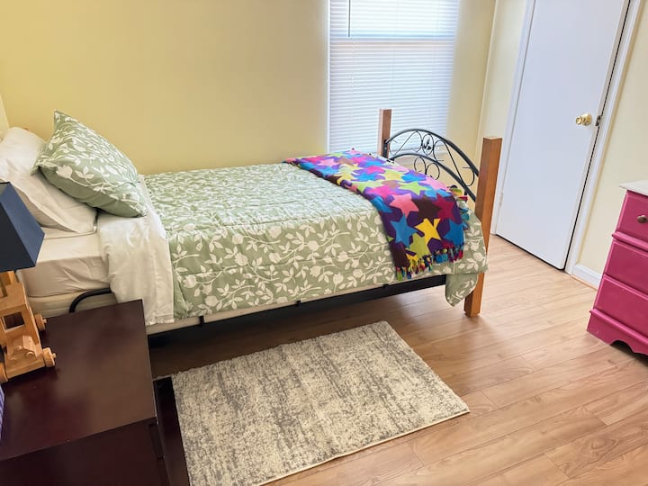 นี่คือวิวเต็มรูปแบบของห้องนอน 3 จากประตูทางเข้า ตู้เสื้อผ้านี้ยังเก็บไม้แขวนเสื้อด้วย มีโต๊ะข้างเตียงและตู้เสื้อผ้าให้บริการเช่นกัน!