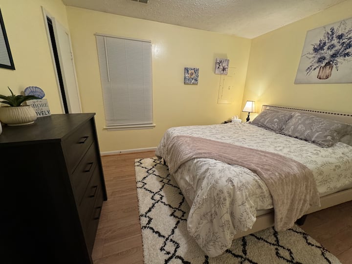 นี่คือห้องนอน 1 จากทางเข้า มีตู้เสื้อผ้าและตู้เสื้อผ้าพร้อมไม้แขวนเสื้อสำหรับวางเสื้อผ้าทั้งหมดของคุณสำหรับการพักผ่อนระยะสั้นหรือระยะยาวของคุณ! เราจะเก็บผ้าห่มสำรองไว้ในตู้เสื้อผ้าด้วย!