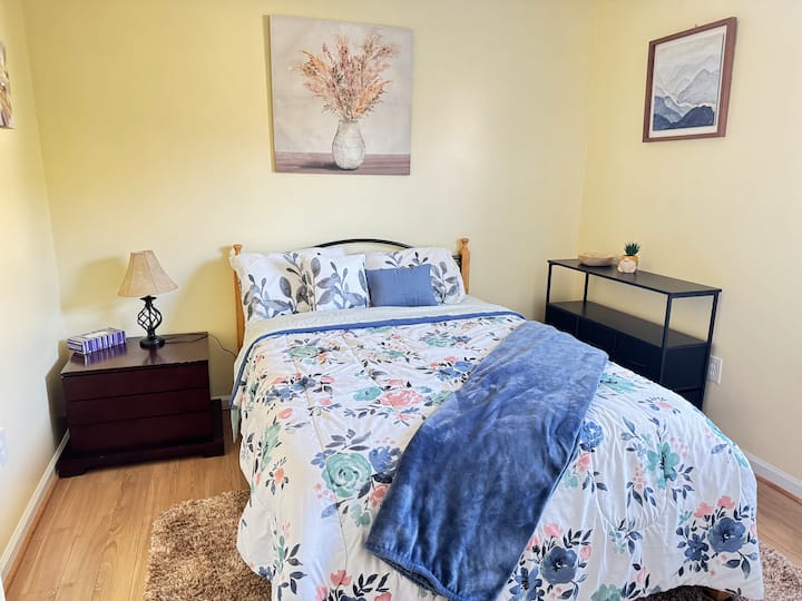 นี่คือห้องนอน 2 จากทางเข้า ด้านในคุณจะพบตู้เสื้อผ้าพร้อมไม้แขวนเสื้อ! มีโต๊ะข้างเตียงที่ใช้วางสิ่งของและสิ่งของจำเป็นในแต่ละวัน!