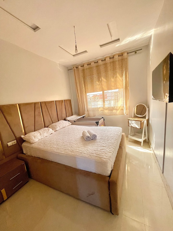 ✨ Elegantni glavni apartman u Saidiji! Sadrži bračni krevet (180 – 220), pametni televizor i zasebni dječji krevetić. Svijetao, moderan prostor osmišljen kako bi pružio vrhunsku udobnost za obitelj. Vaše mirno mediteransko utočište počinje upravo ovdje!