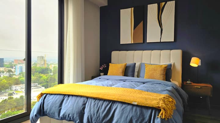 Dormitorio principal con cortina opaca y una vista increíble