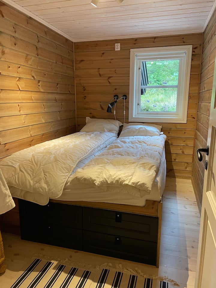 На приземния етаж има 2 равни двойни стаи.