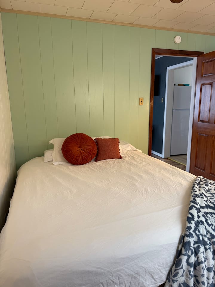 This bedroom has a queen bed and is located on the main floor near the main bathroom. Great for any guests that have a difficult time with stairs.
