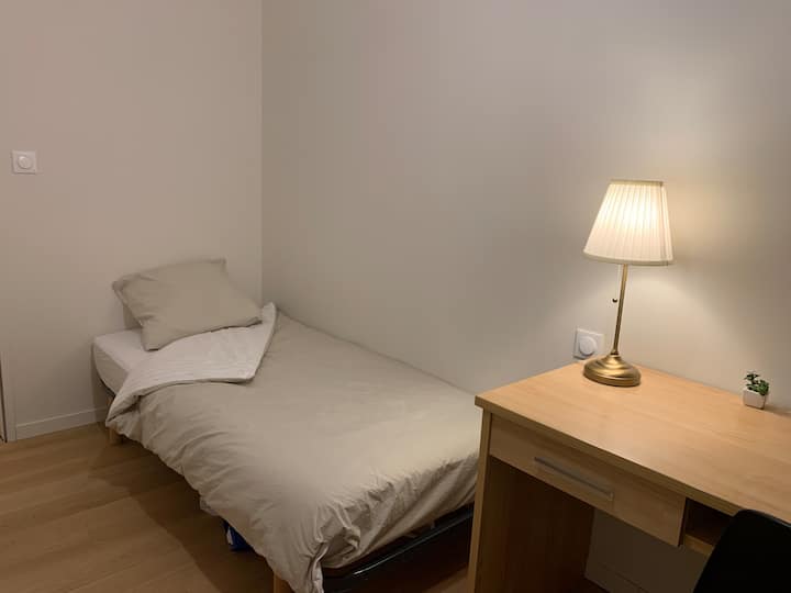 Vitanda viwili vya mtu mmoja sentimita 90 X sentimita 190.
Vitanda vilivyotengenezwa na sisi.