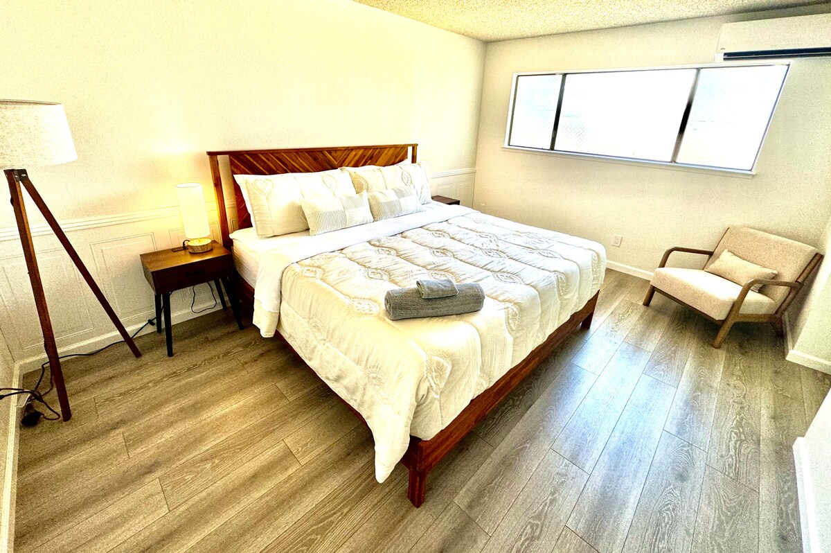 Veliki bračni krevet na udobnom madracu Novaform. Ako je potrebno, u ormaru u hodniku nalaze se dvostruki madrac na napuhavanje i dodatne plahte. 