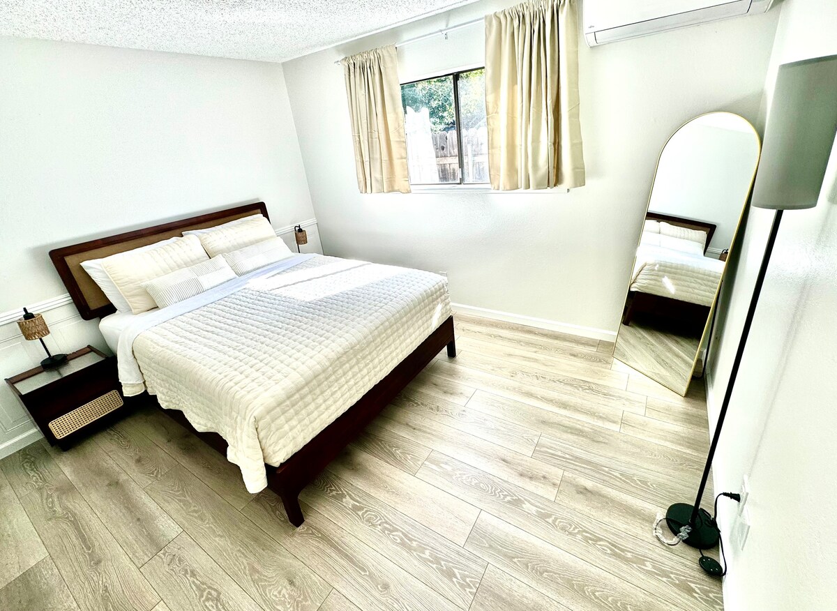 Bračni krevet (160x200) u spavaćoj sobi 2.  Dva jastuka (Tempur-pedic i perje) za maksimalnu udobnost. 