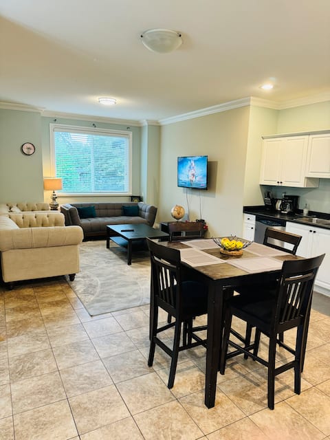 Spacious Three Bedroom Pet Friendly Home lSleeps 6