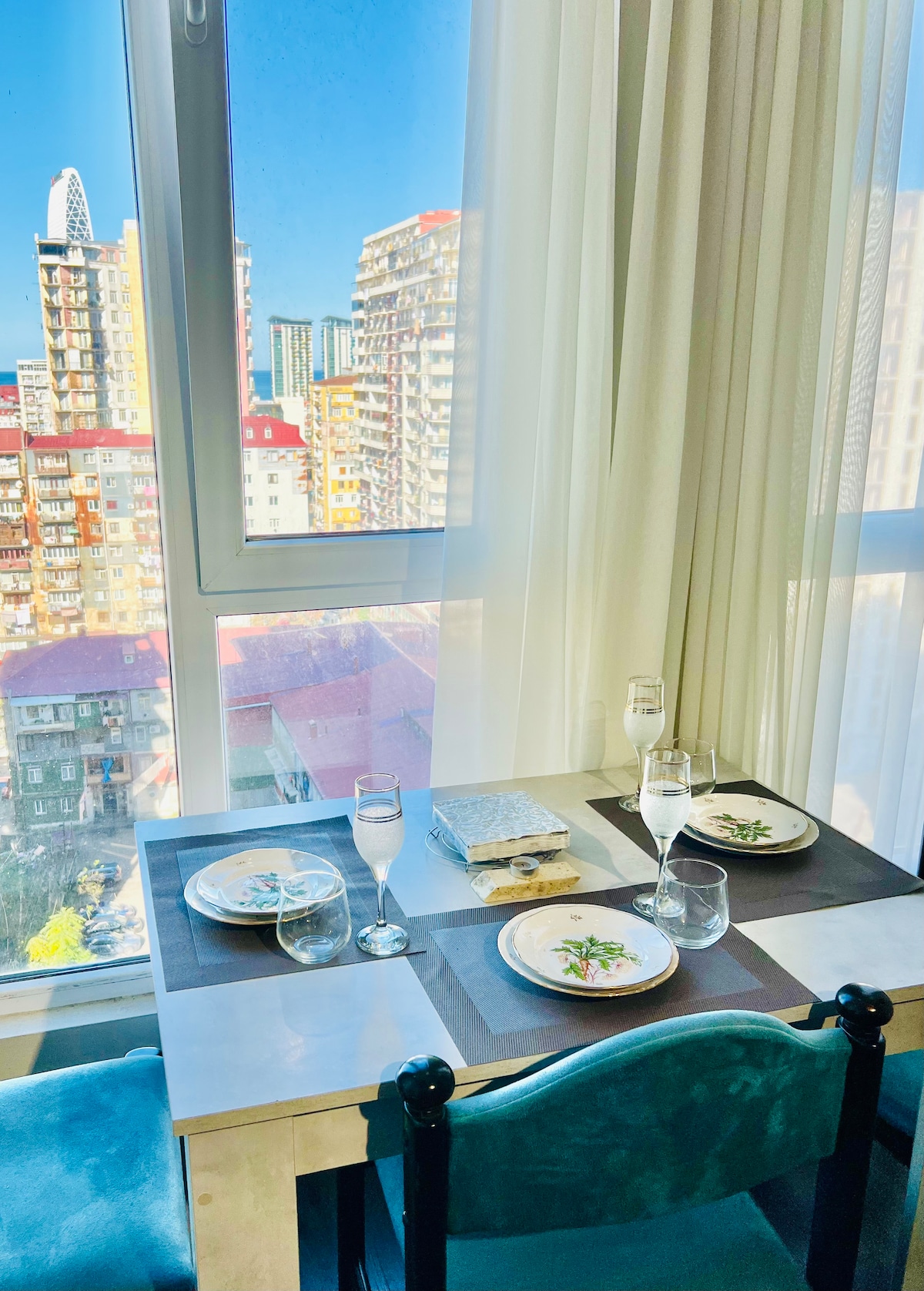 استمتع بعشائك مع إطلالة على غروب الشمس المذهل + أفق البحر الأسود