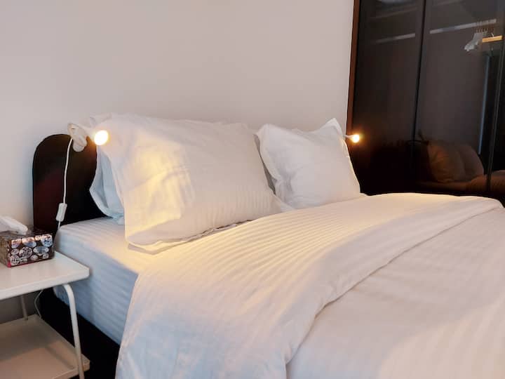 干净的床上用品 