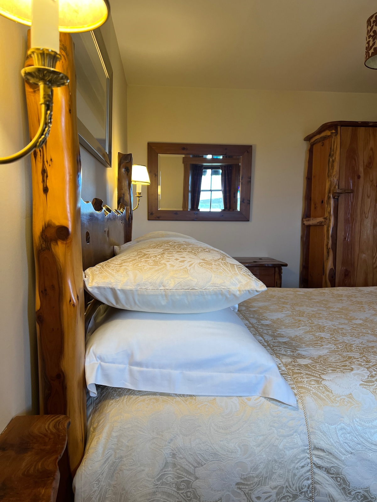 מצעי כותנה איכותיים, כריות ומזרן כדי להבטיח שינה נוחה. 