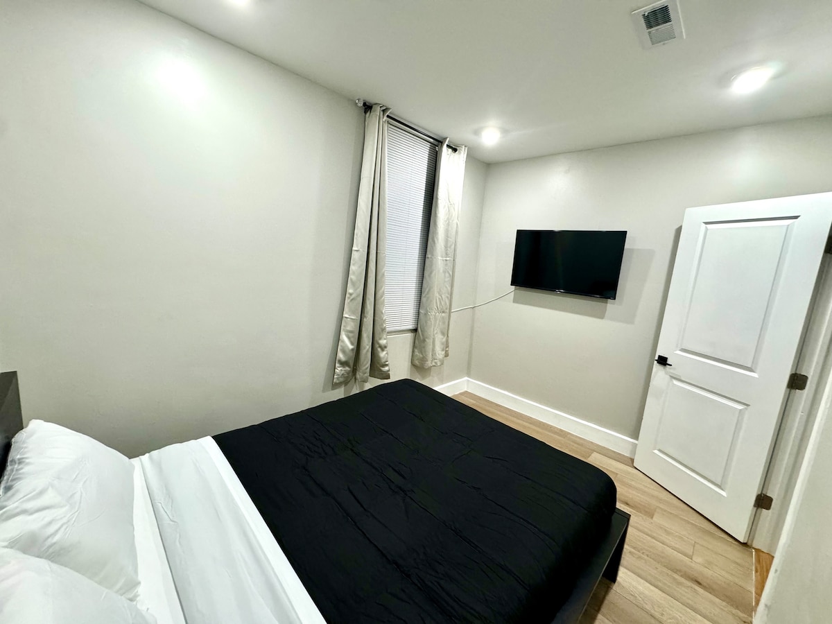 
Relaksohu në dhomën tonë të gjumit të arreduar mirë, me një krevat të rehatshëm me madhësi dopio "queen" dhe një komodinë të përshtatshme. Shijo hapësirën e bollshme të magazinimit me një dollap të madh.
Për argëtim, ofrohet një televizor me ekran të sheshtë, duke siguruar një qëndrim të këndshëm dhe të qetë