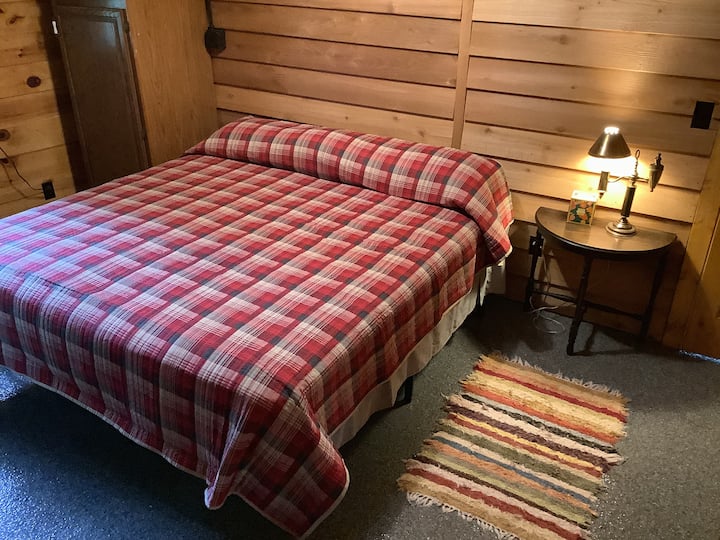 Тази снимка е на двойно легло (две единични легла, сближени).