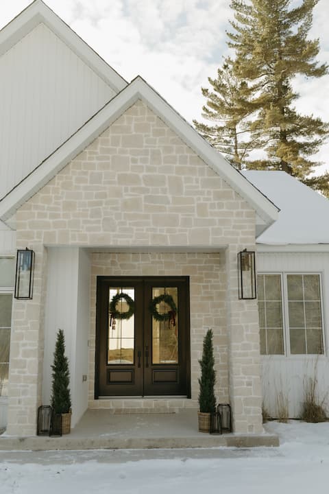 Nordic Inspired Lake House / Stunning Winter Views