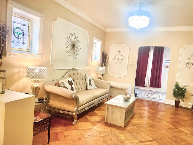 Gorgeous, Stylish, Spacious Duplex w/ Regal Vibes