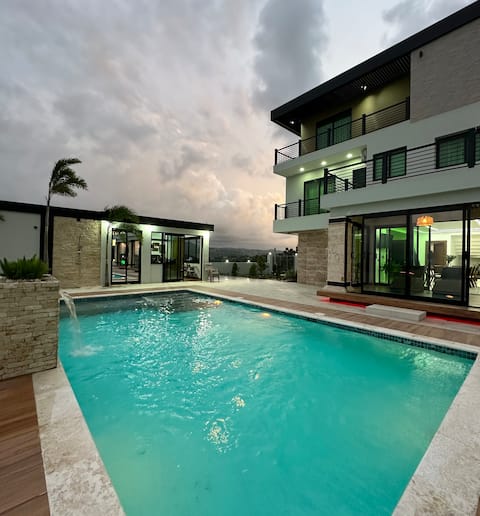 Mountain retreat with 360-degree view