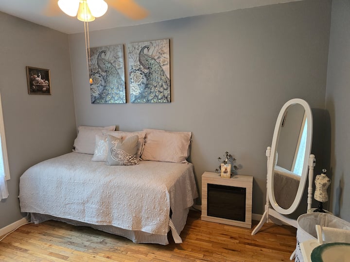 Соблекувална со брачен кревет (широк 150-179 см).