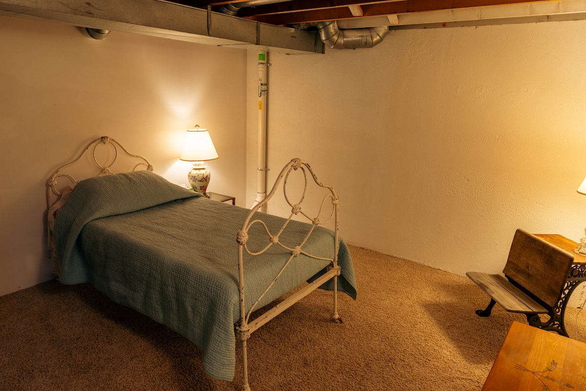 Este es el dormitorio del sótano accesible a través de la lavandería.