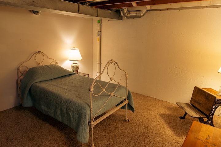 Това е спалнята в мазето, достъпна през пералното помещение.
