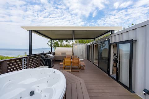 Private sauna overlooking the sea / Large jacuzzi / Rain BBQ available / Roofed terrace / Dogs OK /