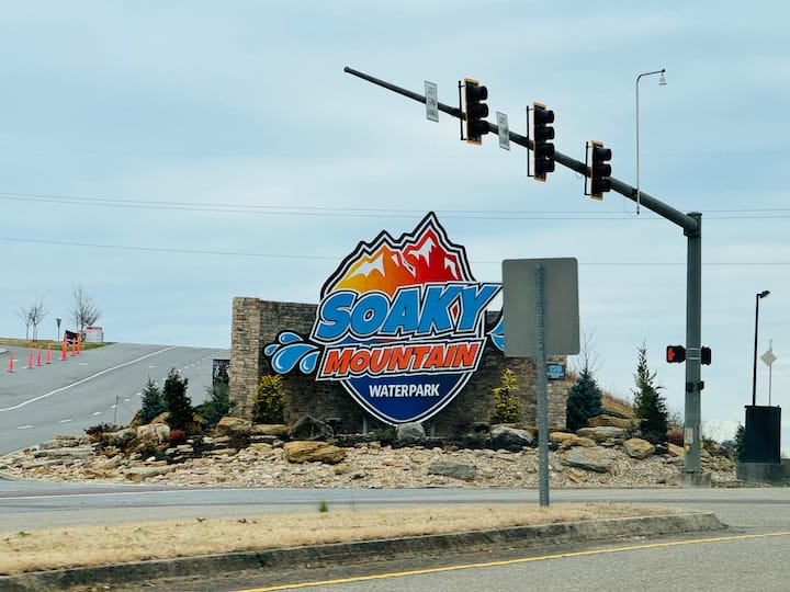 Pool & Pickleball Paradise: Near Water Park!