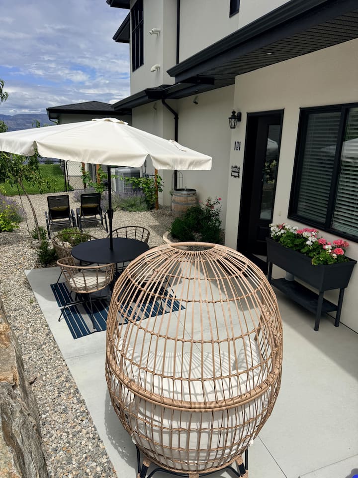 Luxury *New* 2bd King+queen Lakeview Sunny Patio - Kelowna
