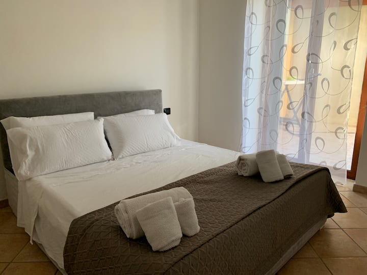 chambre double confortable, avec linge de maison, oreillers ,couettes, une grande armoire.
accès à la zone véranda .