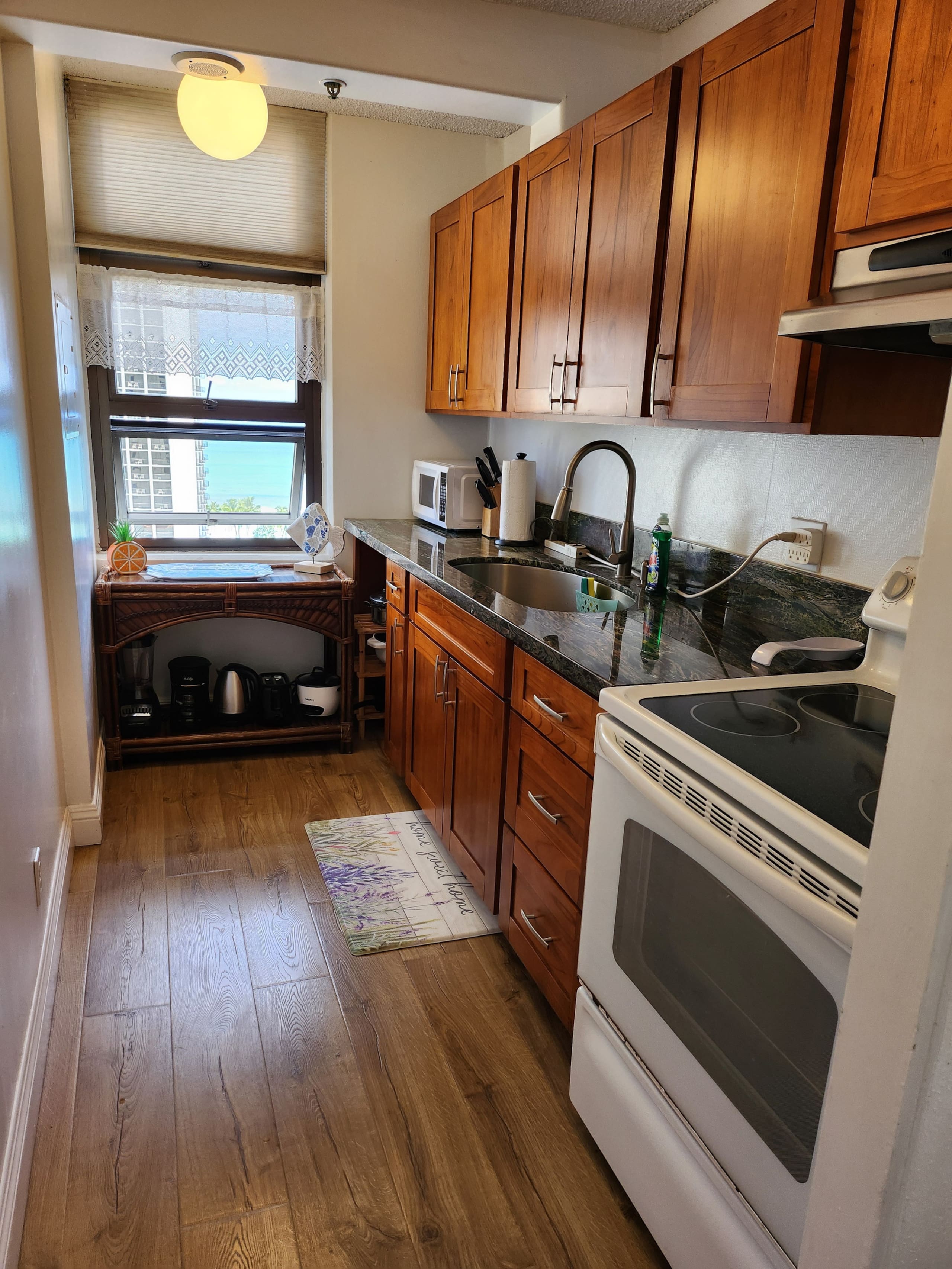 Condo in Honolulu · ★4.81 · 1 bedroom · 3 beds · 1 private bath - Image 7