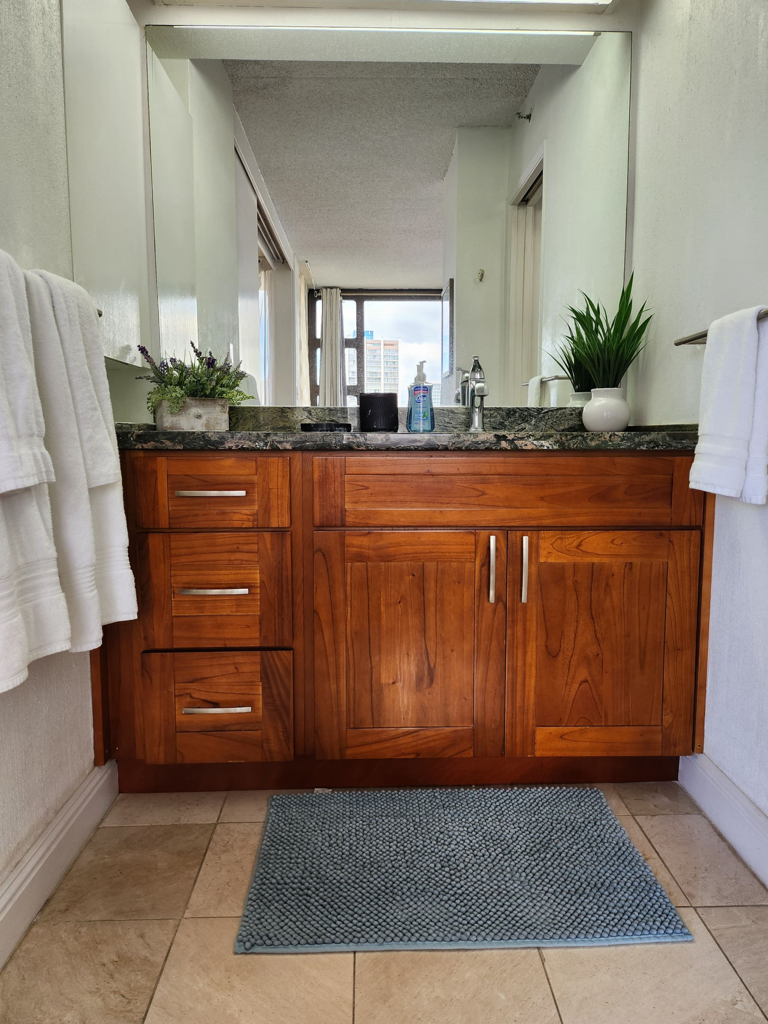 Condo in Honolulu · ★4.81 · 1 bedroom · 3 beds · 1 private bath - Image 19