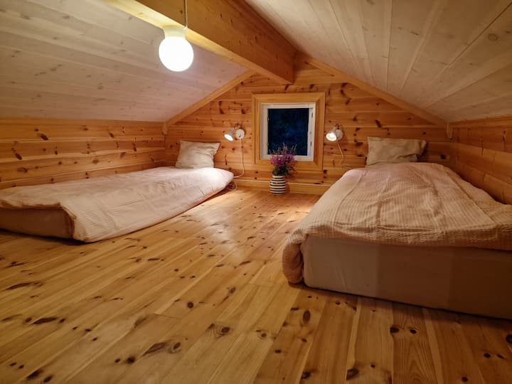 Spavaća soba 3 je loft. U dnevnom boravku nalaze se ljestve koje vas vode do potkrovlja. Postoji prozor za svjež zrak, ali se može koristiti kao put za bijeg. Nema prostora za stajanje, već lijepo mjesto za spavanje ili dječje igralište. Soba ima vrata koja se mogu zatvoriti.
