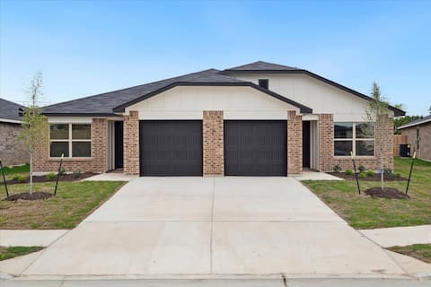 Charming Brand-New 3BD 2BA Duplex Near Killeen